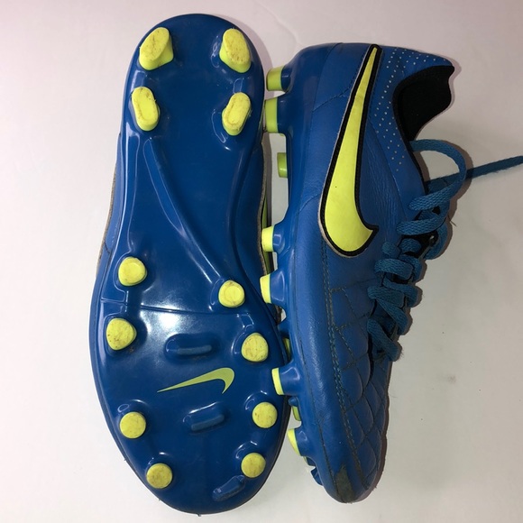 Boys Nike soccer shoes - Picture 4 of 8